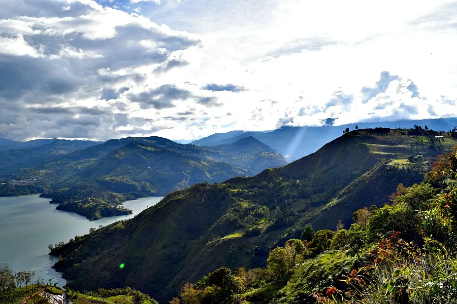 Het meer van Guavio - Colombia buiten de gebaande paden