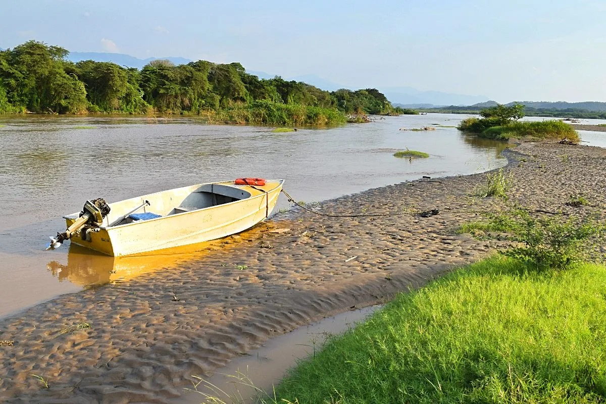 Varen over de Río Magdalena Colombia