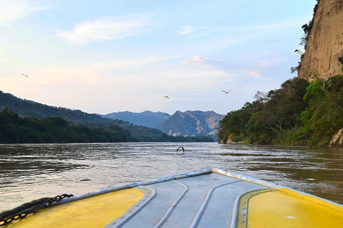 Varen over de Río Magdalena Colombia