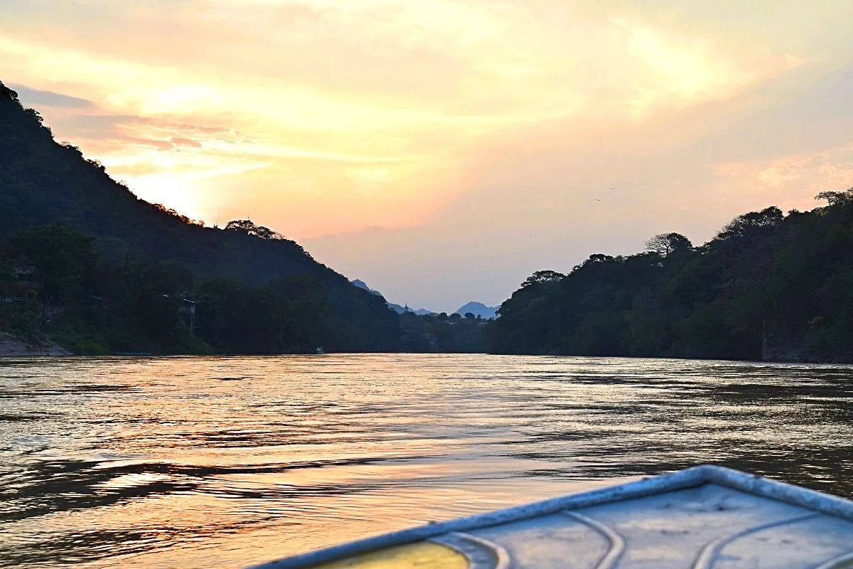 Varen over de Río Magdalena Colombia