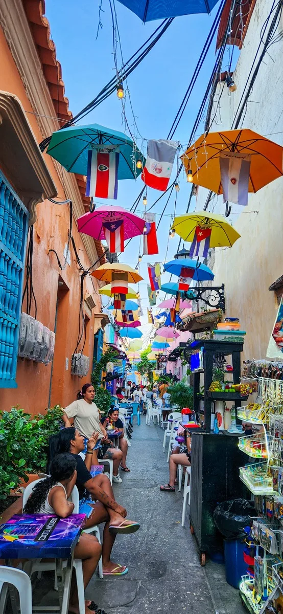 Straatjes met paraplu's in Cartagena Getsemani